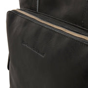 
Solid Antique Brass Hardware & Heavy-Duty Dual Zipper Detail on Alicante Fullnarvsläder Shopper för Dam