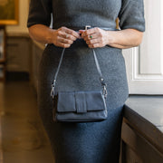 Clifden Full-Grain Leather Shoulder Bag för Dam - Structured Side Profile Showing Gusset Depth &amp; Expansion Capacity