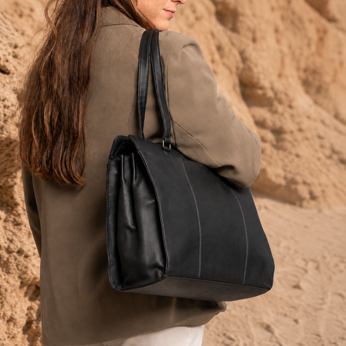 
Classic 100% Full-Grain leather Bag - Bakifrån med förstärkta läderremmar och sömmar