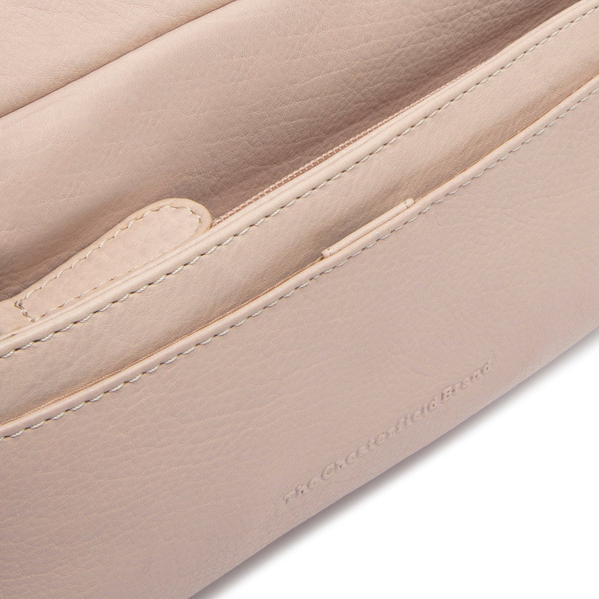 Solid Antique Brass Hardware &amp; Heavy-Duty Dual Zipper Detail on Liora Full-Grain Leather Shoulder Bag för Dam