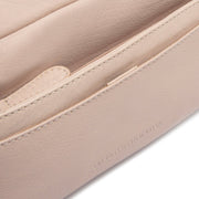 Solid Antique Brass Hardware &amp; Heavy-Duty Dual Zipper Detail on Liora Full-Grain Leather Shoulder Bag för Dam