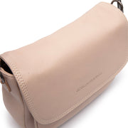 Solid Antique Brass Hardware &amp; Heavy-Duty Dual Zipper Detail on Miloa Full-Grain Leather Shoulder Bag för Dam