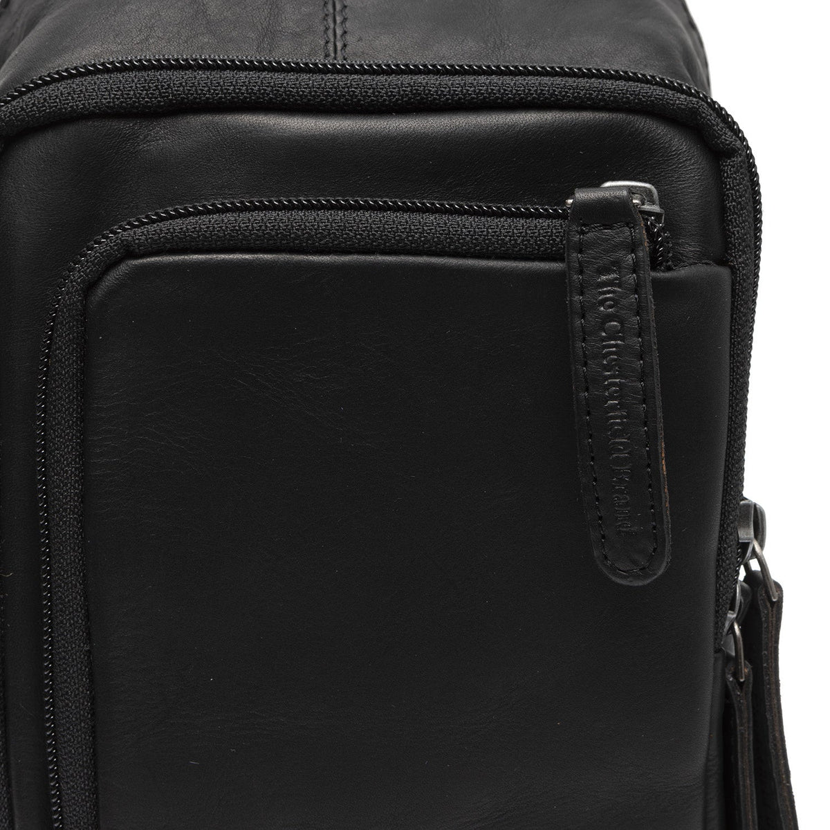 Solid Antique Brass Hardware &amp; Heavy-Duty Dual Zipper Detail on Leather Sling Bag Riga för Dam