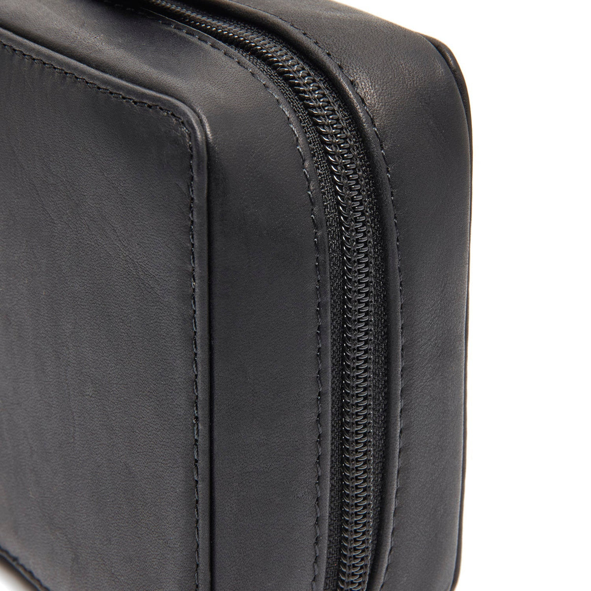 Close-Up Detail of Classic Collar &amp; Heavy-Duty Zipper Hardware on Leather Tech-Organizer Ardan för Dam