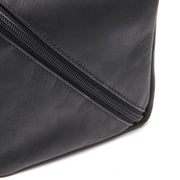 Close-Up Detail of Classic Collar &amp; Heavy-Duty Zipper Hardware on Elmia Full-Grain Leather Toiletry Bag för Dam