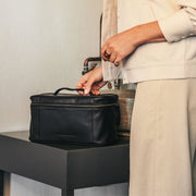 Limone Full-Grain Leather Toiletry Bag för Dam - Lateral Side Profile View Showing Sleeve Cut &amp; Athletic Taper Fit
