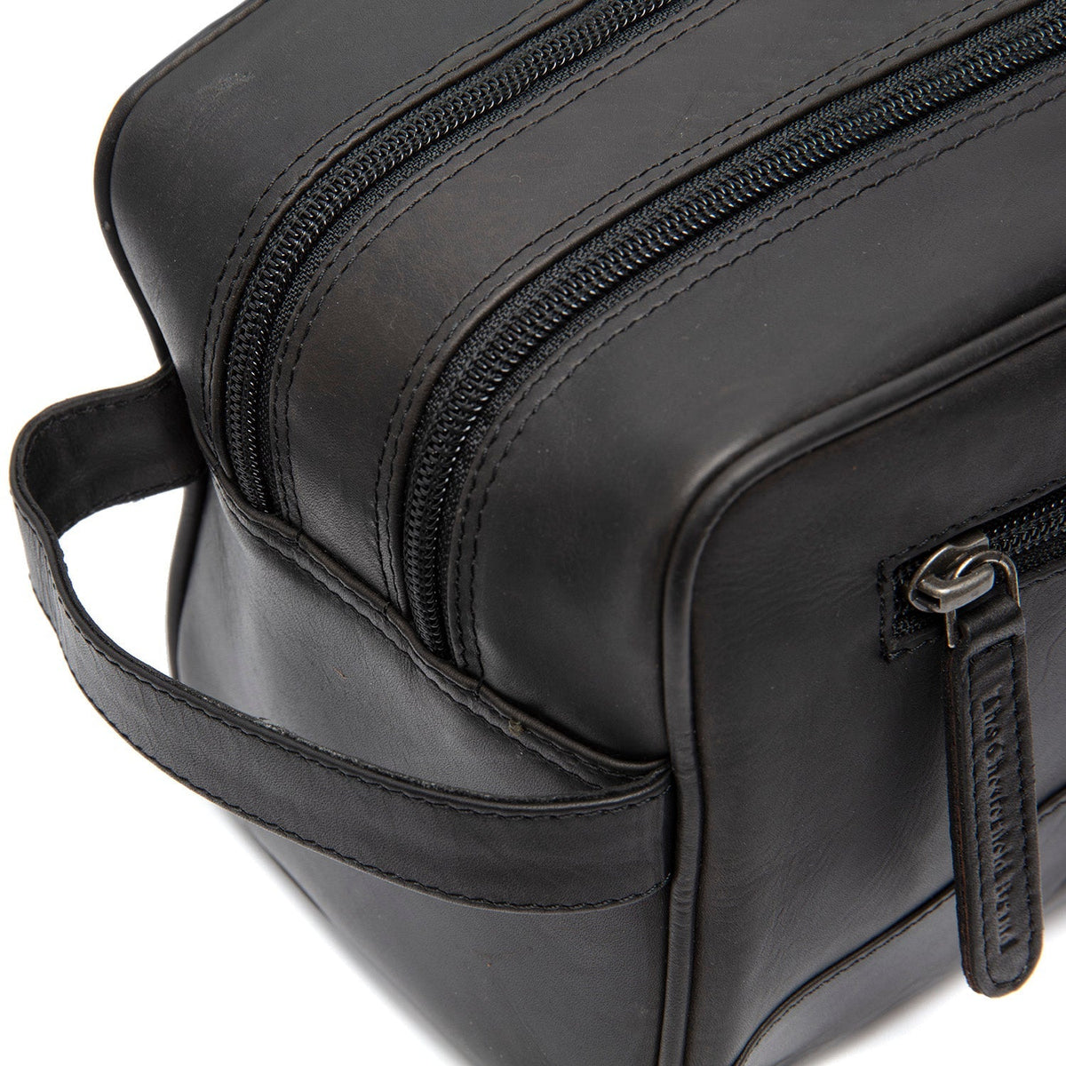 Close-Up Detail of Classic Collar &amp; Heavy-Duty Zipper Hardware on Stacey Full-Grain Leather Toiletry Bag för Dam