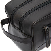 Close-Up Detail of Classic Collar &amp; Heavy-Duty Zipper Hardware on Stacey Full-Grain Leather Toiletry Bag för Dam