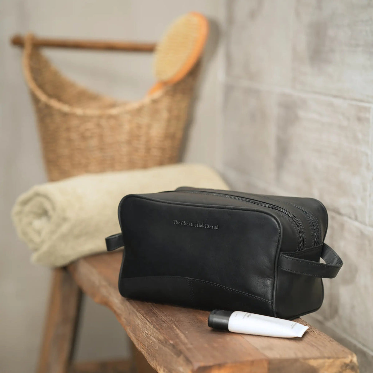 Stacey Full-Grain Leather Toiletry Bag för Dam - Lateral Side Profile View Showing Sleeve Cut &amp; Athletic Taper Fit