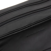 Close-Up Detail of Classic Collar &amp; Heavy-Duty Zipper Hardware on Stefan Full-Grain Leather Toiletry Bag för Dam