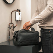 Stefan Full-Grain Leather Toiletry Bag för Dam - Lateral Side Profile View Showing Sleeve Cut &amp; Athletic Taper Fit