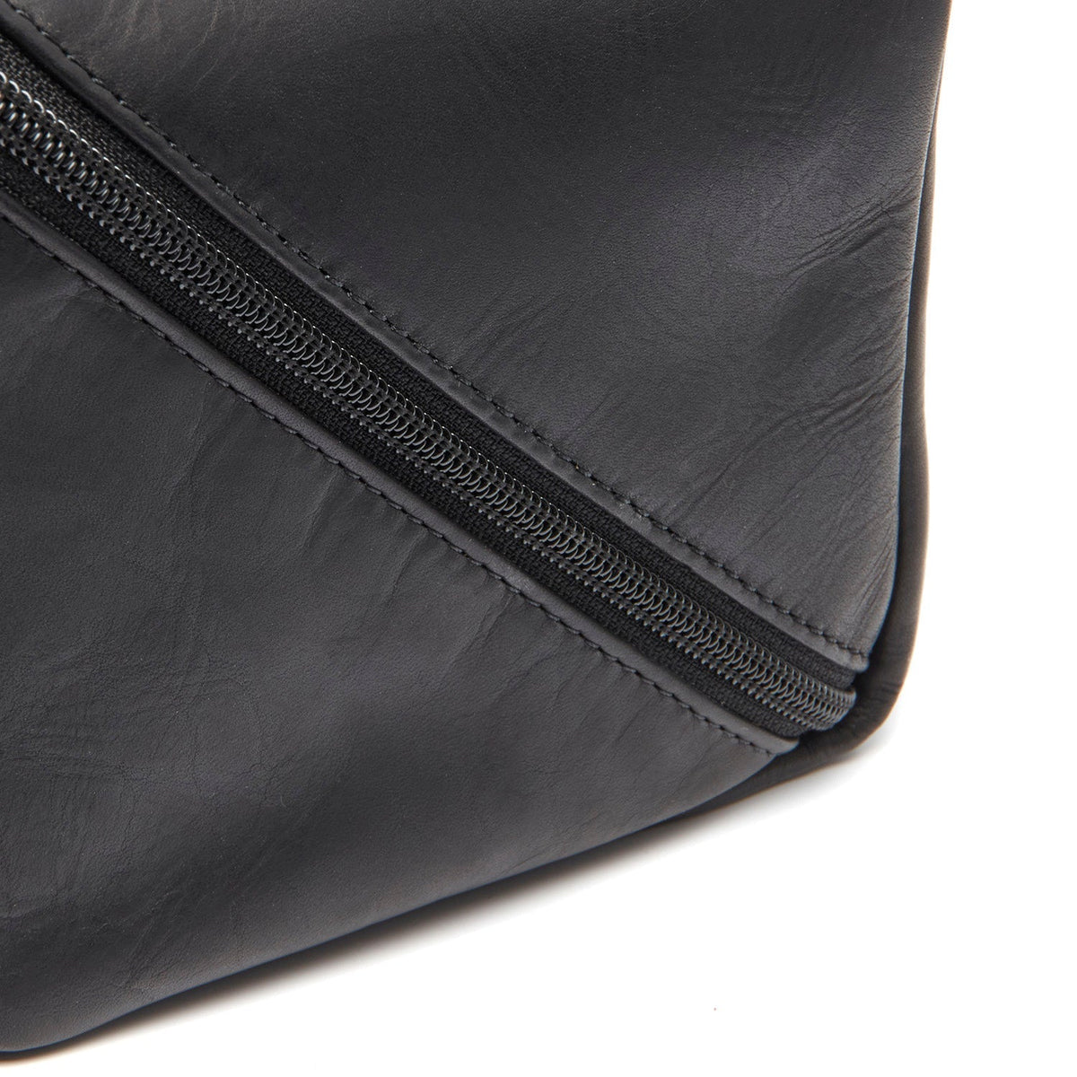 Close-Up Detail of Classic Collar &amp; Heavy-Duty Zipper Hardware on Trevia Full-Grain Leather Toiletry Bag för Dam