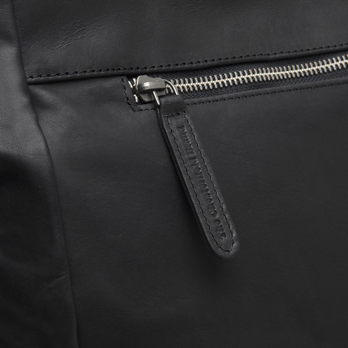 Solid Antique Brass Hardware &amp; Heavy-Duty Dual Zipper Detail on Berlin Full-Grain Leather Tote Bag för Dam