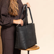 Ferrera Full-Grain Leather Tote Bag för Dam - Structured Side Profile Showing Gusset Depth &amp; Expansion Capacity