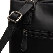 
Solid Antique Brass Hardware & Heavy-Duty Dual Zipper Detail on Raynor Tygkasse i läder