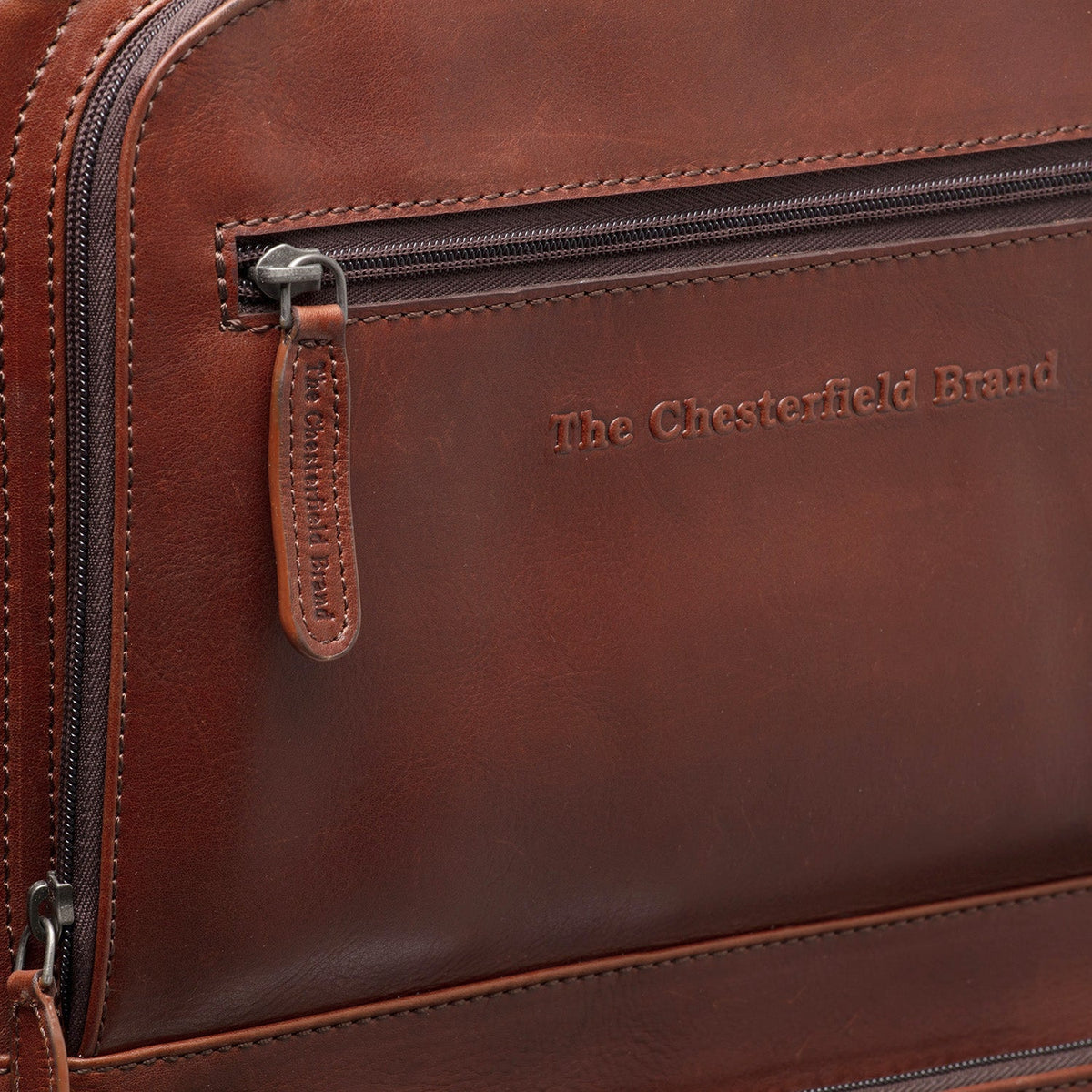 Close-Up Detail of Classic Collar &amp; Heavy-Duty Zipper Hardware on Leather Trolley San Marino för Dam