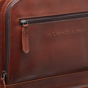 Close-Up Detail of Classic Collar &amp; Heavy-Duty Zipper Hardware on Leather Trolley San Marino för Dam