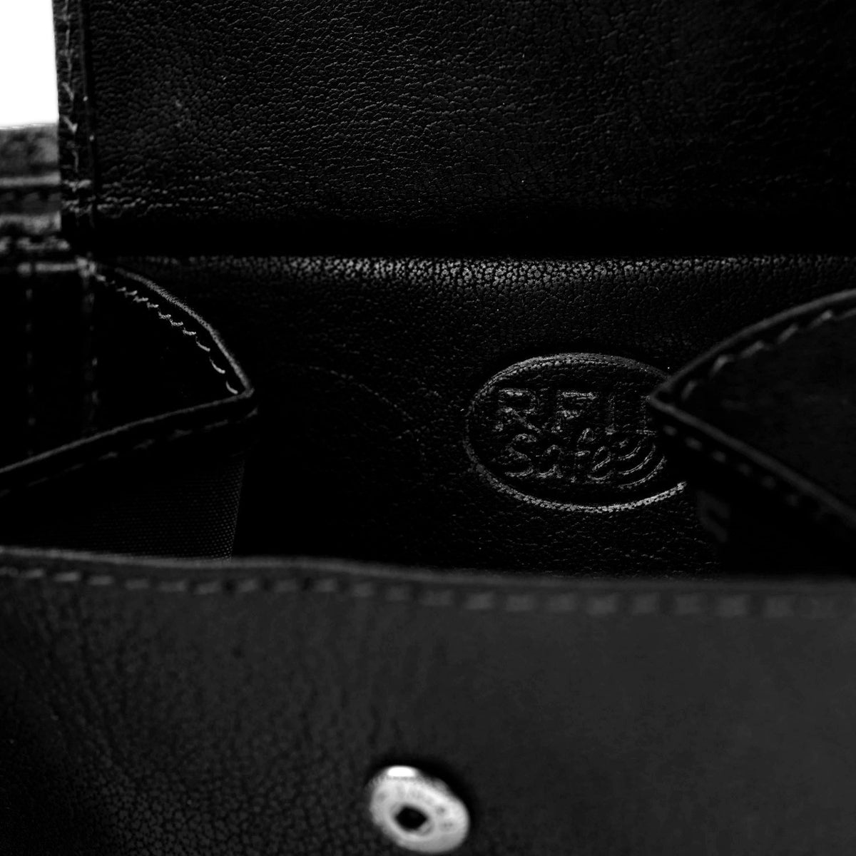 
Solid Antique Brass Hardware & Heavy-Duty Dual Zipper Detail on Harlem Läderplånbok