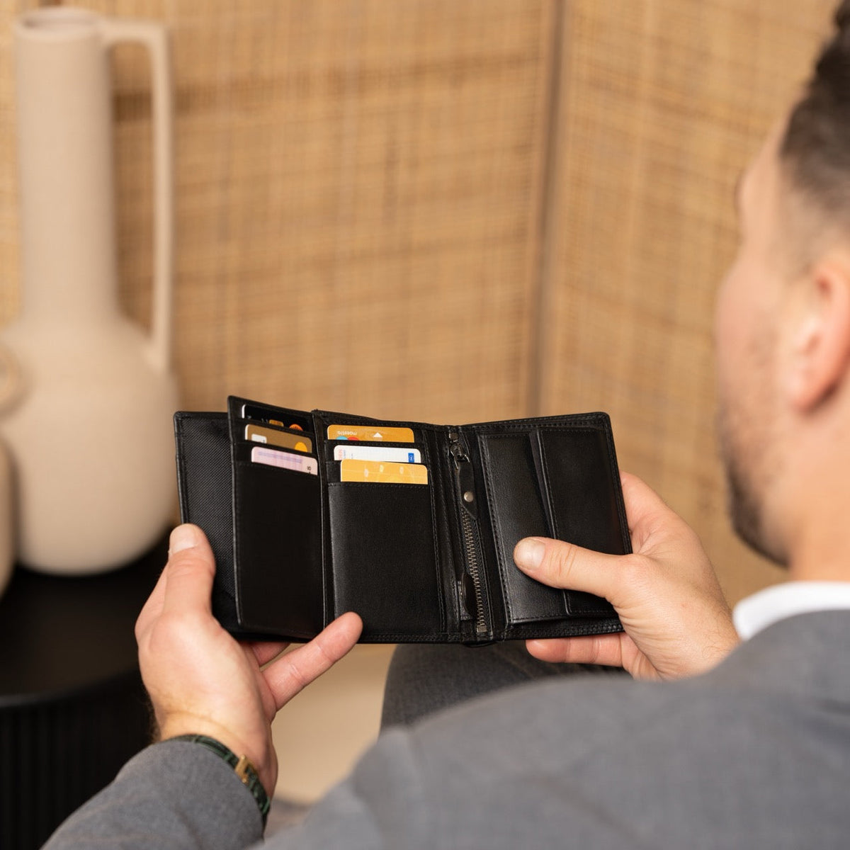 Leroy Full-Grain Leather Wallet för Herr - Structured Side Profile Showing Gusset Depth &amp; Expansion Capacity