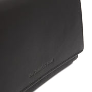 Solid Antique Brass Hardware &amp; Heavy-Duty Dual Zipper Detail on Mirthe Full-Grain Leather Wallet för Dam
