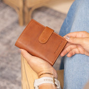 Ruby Full-Grain Leather Wallet för Dam – alternate product view 2