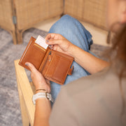 Ruby Full-Grain Leather Wallet för Dam – alternate product view 3