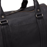 
Solid Antique Brass Hardware & Heavy-Duty Dual Zipper Detail on Perth Weekendväska i läder