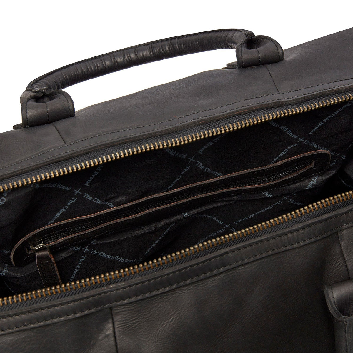 
Solid Antique Brass Hardware & Heavy-Duty Dual Zipper Detail on Portsmouth Weekendväska i läder