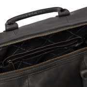 
Solid Antique Brass Hardware & Heavy-Duty Dual Zipper Detail on Portsmouth Weekendväska i läder