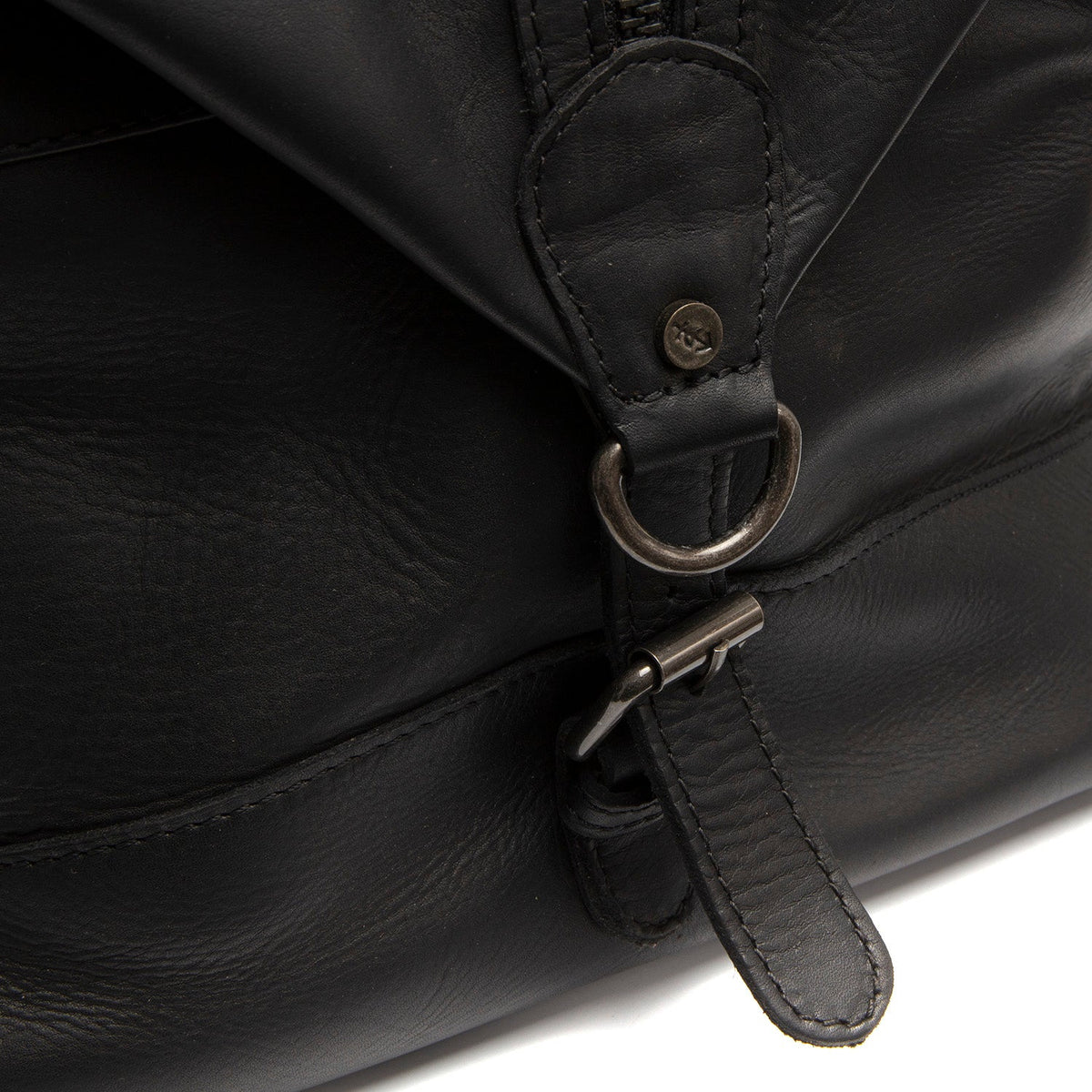 
Solid Antique Brass Hardware & Heavy-Duty Dual Zipper Detail on Portsmouth II Weekendväska i läder