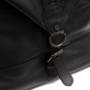 
Solid Antique Brass Hardware & Heavy-Duty Dual Zipper Detail on Portsmouth II Weekendväska i läder