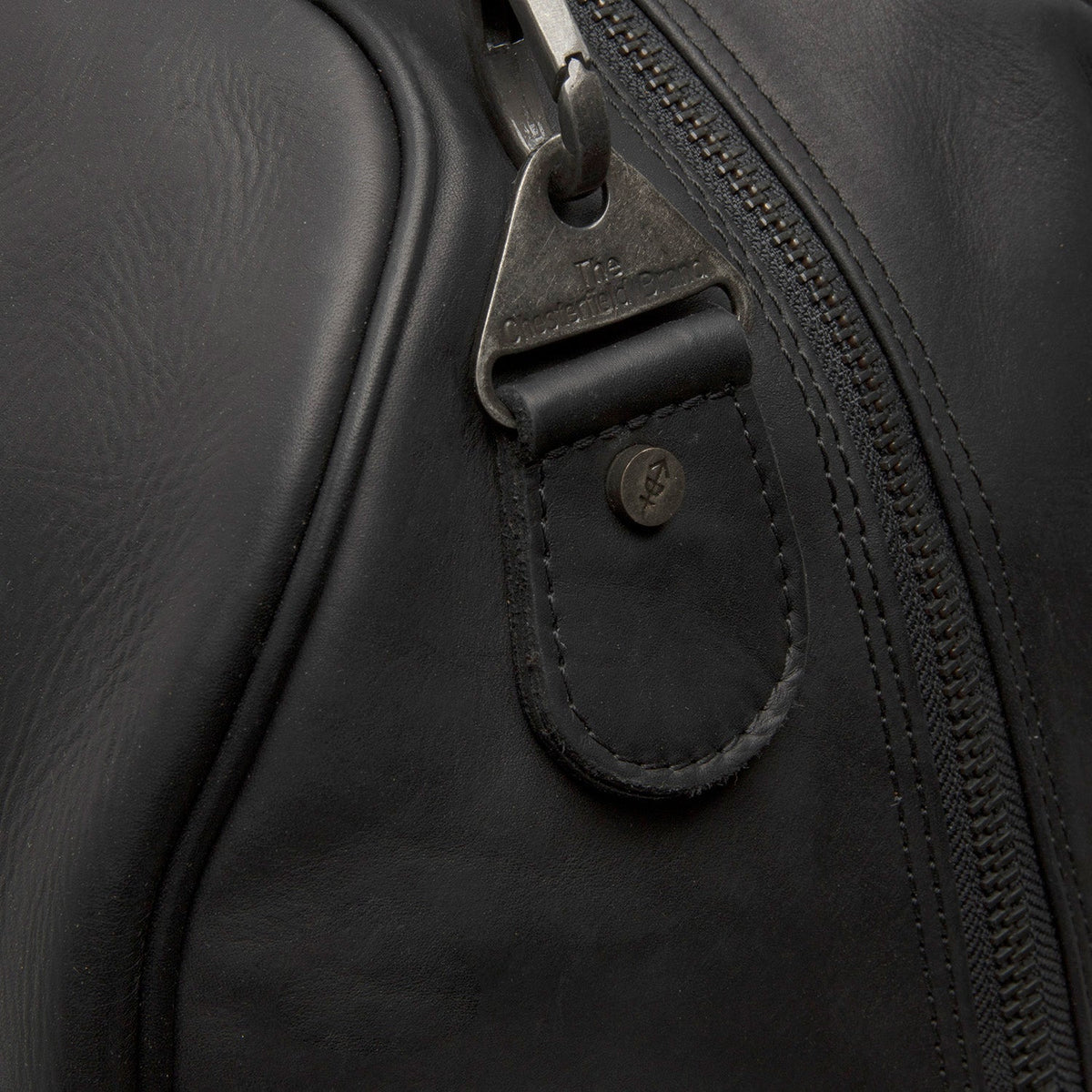 Solid Antique Brass Hardware &amp; Heavy-Duty Dual Zipper Detail on William Full-Grain Leather Weekender Bag för Dam
