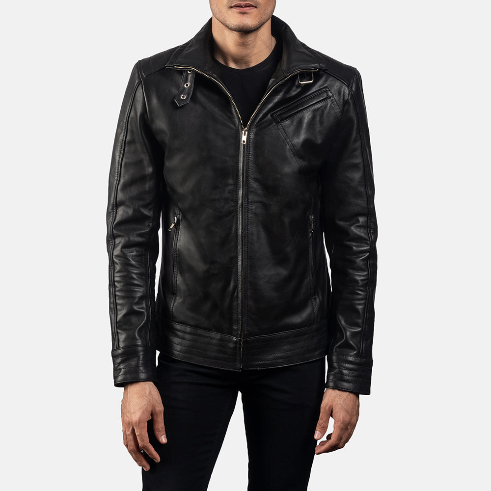 Close-Up Detail of High neck with Belt &amp; Zipper Hardware on Men's Legacy Svart Bikerjacka i Läder för Herr