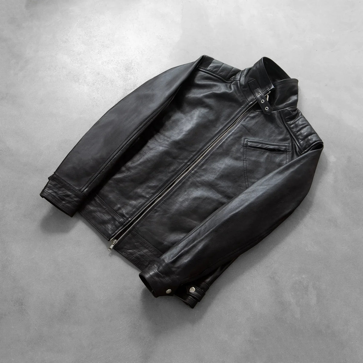 Button &amp; Hem Craftsmanship Construction Detail on Men's Legacy Svart Bikerjacka i Läder för Herr