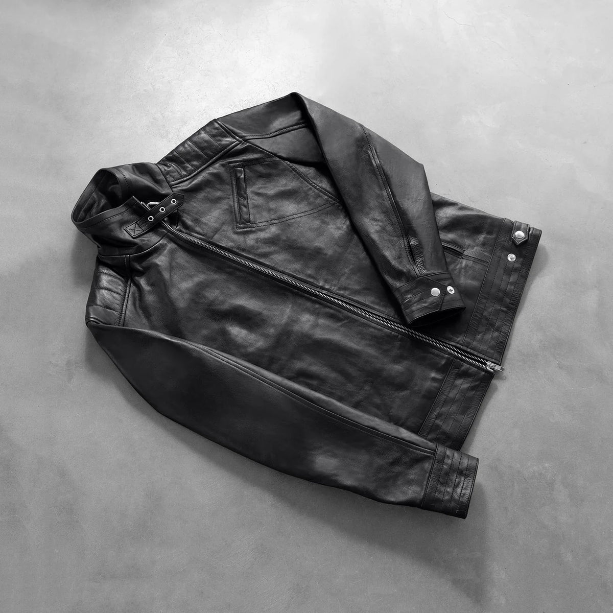 Styled Fit Perspective of Men's Legacy Svart Bikerjacka i Läder för Herr on Model - Natural Daylight Drape
