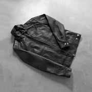 Styled Fit Perspective of Men's Legacy Svart Bikerjacka i Läder för Herr on Model - Natural Daylight Drape