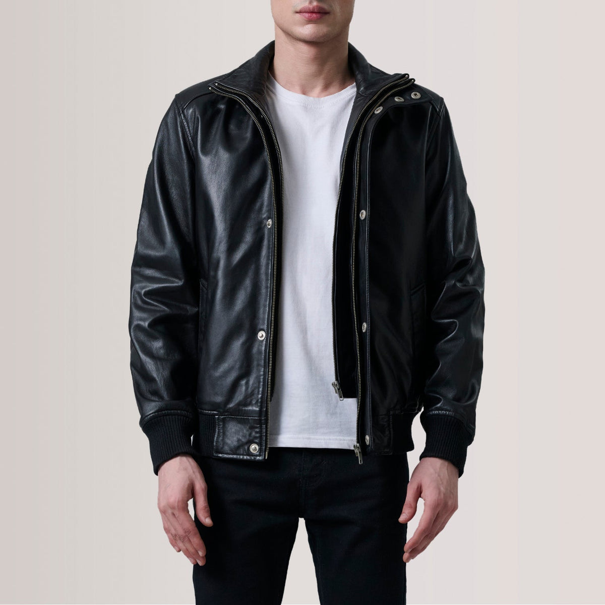 
Lester Brun Suede Bomberjacka i Läder för Herr For Men in Brown Goatskin Suede - Framifrån med skräddarsydd silhuett | Handla online