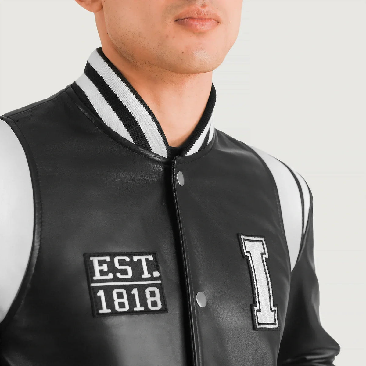 Close-Up Detail of Varsity &amp; Snap Button Hardware on Liberte Illinois Svart Leather Varsity Läderjacka för Herr