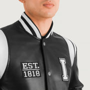Close-Up Detail of Varsity &amp; Snap Button Hardware on Liberte Illinois Svart Leather Varsity Läderjacka för Herr