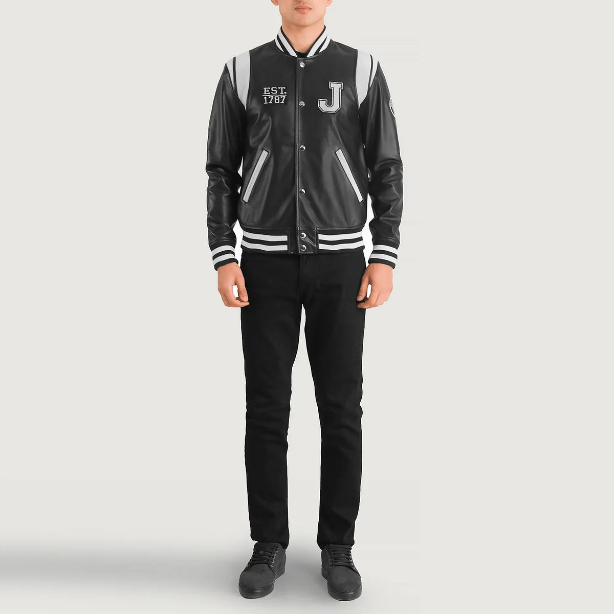 
Liberte New Jersey Svart Leather Varsity Läderjacka för Herr - Sidoprofil som visar ärmskärning