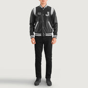 
Liberte New Jersey Svart Leather Varsity Läderjacka för Herr - Sidoprofil som visar ärmskärning