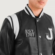 
Närbildsdetalj of Varsity & Snap Button Hardware on Liberte New Jersey Svart Leather Varsity Läderjacka för Herr