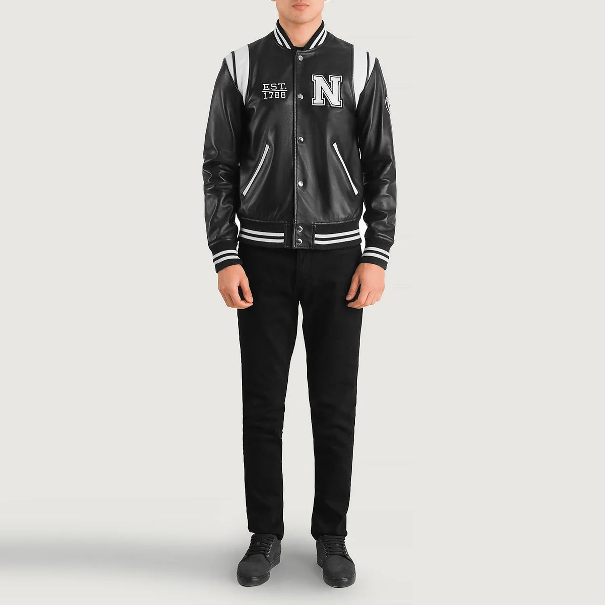 
Liberte New York Svart Leather Varsity Läderjacka för Herr - Sidoprofil som visar ärmskärning