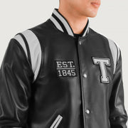 
Närbildsdetalj of Varsity & Snap Button Hardware on Liberte Texas Svart Leather Varsity Läderjacka för Herr