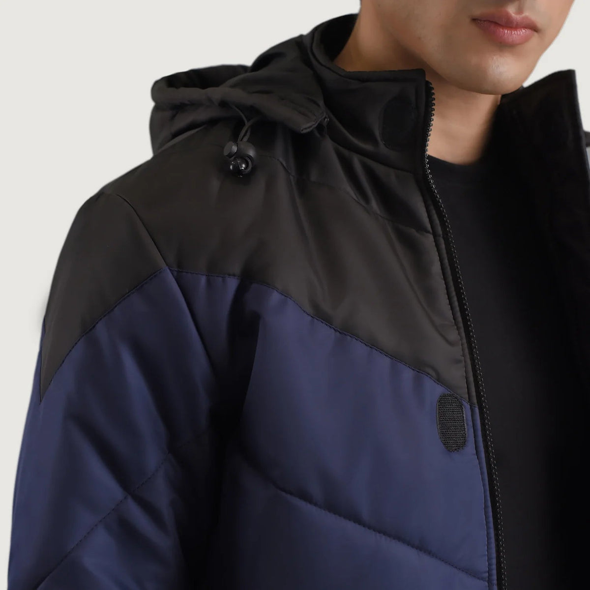 
Insida Showing Quilted Viscose Lining & Två funktionella innerfickor