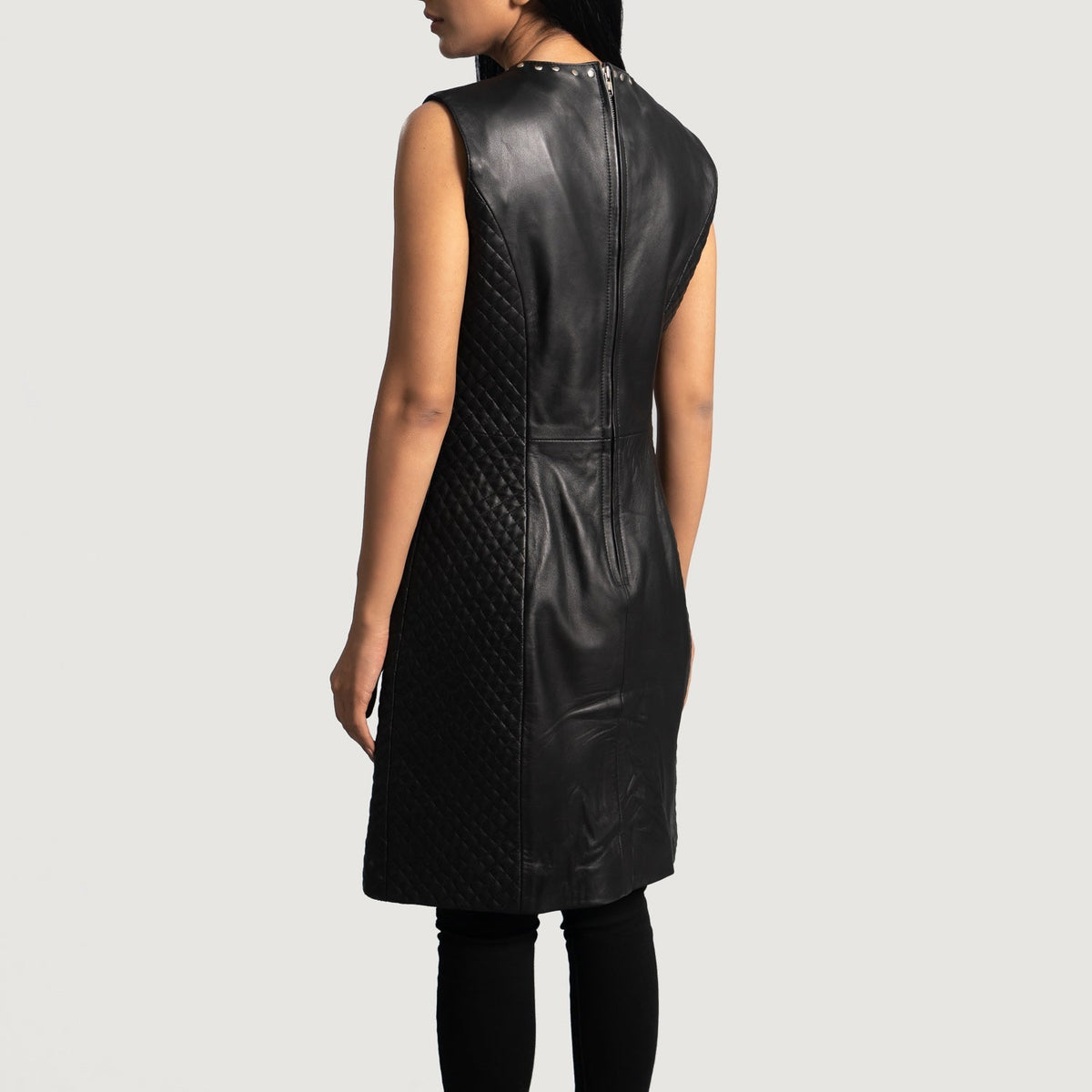 
Luxe Svart Leather Dress för Dam - Sidoprofil som visar ärmskärning