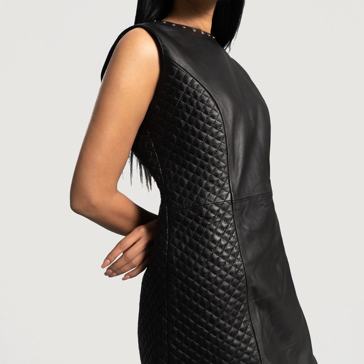 
Närbildsdetalj of Classic Collar & Zipper on back Hardware on Luxe Svart Leather Dress för Dam