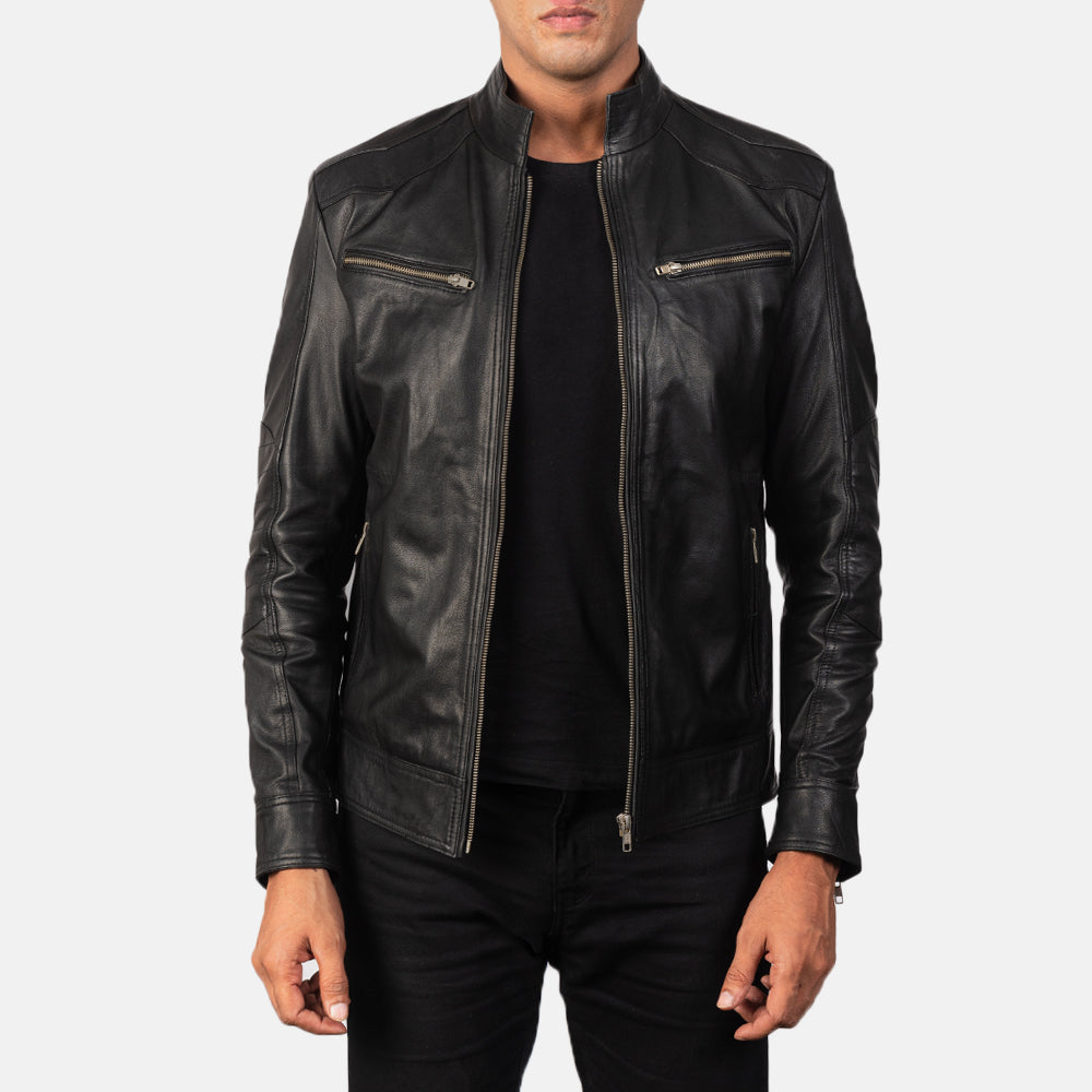 Men's Mack Svart Bikerjacka i Läder för Herr in Black Goatskin Leather - Front Profile View &amp; Tailored Silhouette | Buy Online