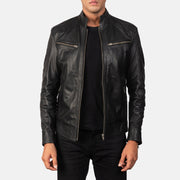 Men's Mack Svart Bikerjacka i Läder för Herr in Black Goatskin Leather - Front Profile View &amp; Tailored Silhouette | Buy Online