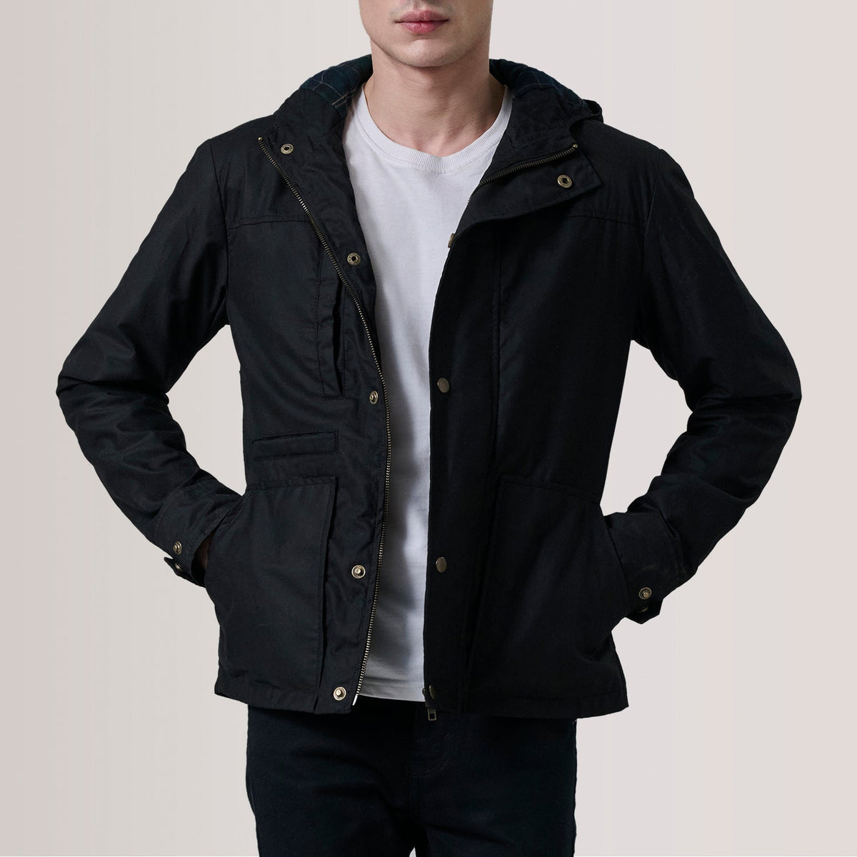 
Marlo Svart Canvas Hooded Work Läderjacka för Herr For Men in Black Waxed Cotton Canvas - Framifrån med skräddarsydd silhuett | Handla online